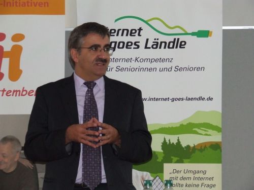 Der Bürgermeister Adelsheims, Klaus Gramlich, begrüßt die Teilnehmer/-innen des Regionaltags Nordbaden