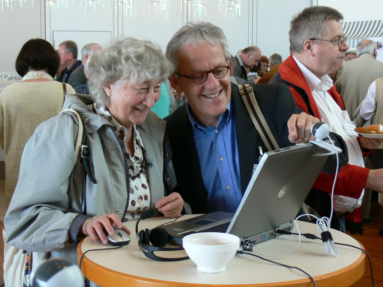 Ein Senior-Internet-Helfer zeigt eine Internetanwendung beim Informationstag am 7. April im Graf-Zeppelin-Haus (Foto: Manfred Helzle)