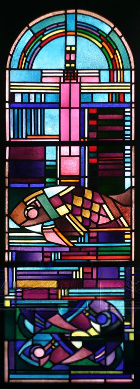 Johan Thorn Prikker: Glasfenster mit Fisch- und Kreuzsymbolen, Probescheibe für die Kirche St. Georg in Köln, 1928, Badisches Landesmuseum Karlsruhe
