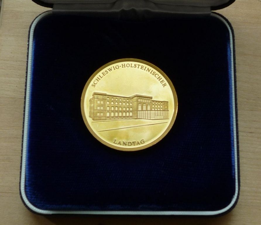 files/Vile Netzwerk/img/nachrichten/Medaille Landtag S-H.jpg files/Vile Netzwerk/img/nachrichten/Medaille Landtag S-H.jpg
